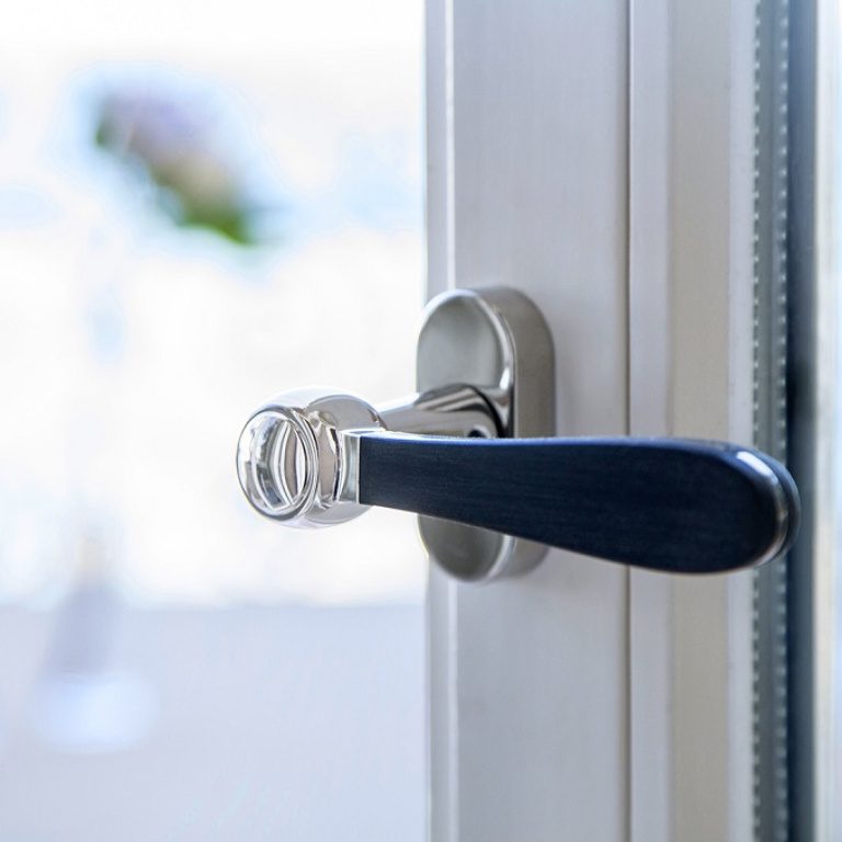 Formani Window hardware in Wood