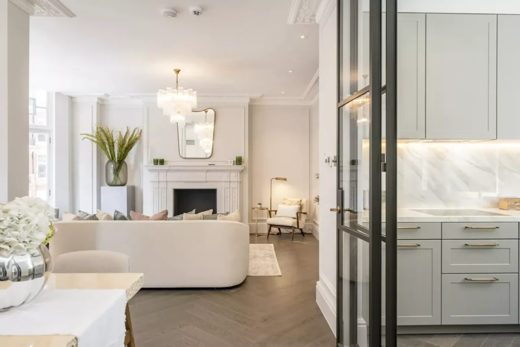 Montague Mansions - Kitche, Dining& Lounge with Fonteyn Lever (LV1045) & Ashworth Cabinet Handles (CH1072) in Mid Antiqu